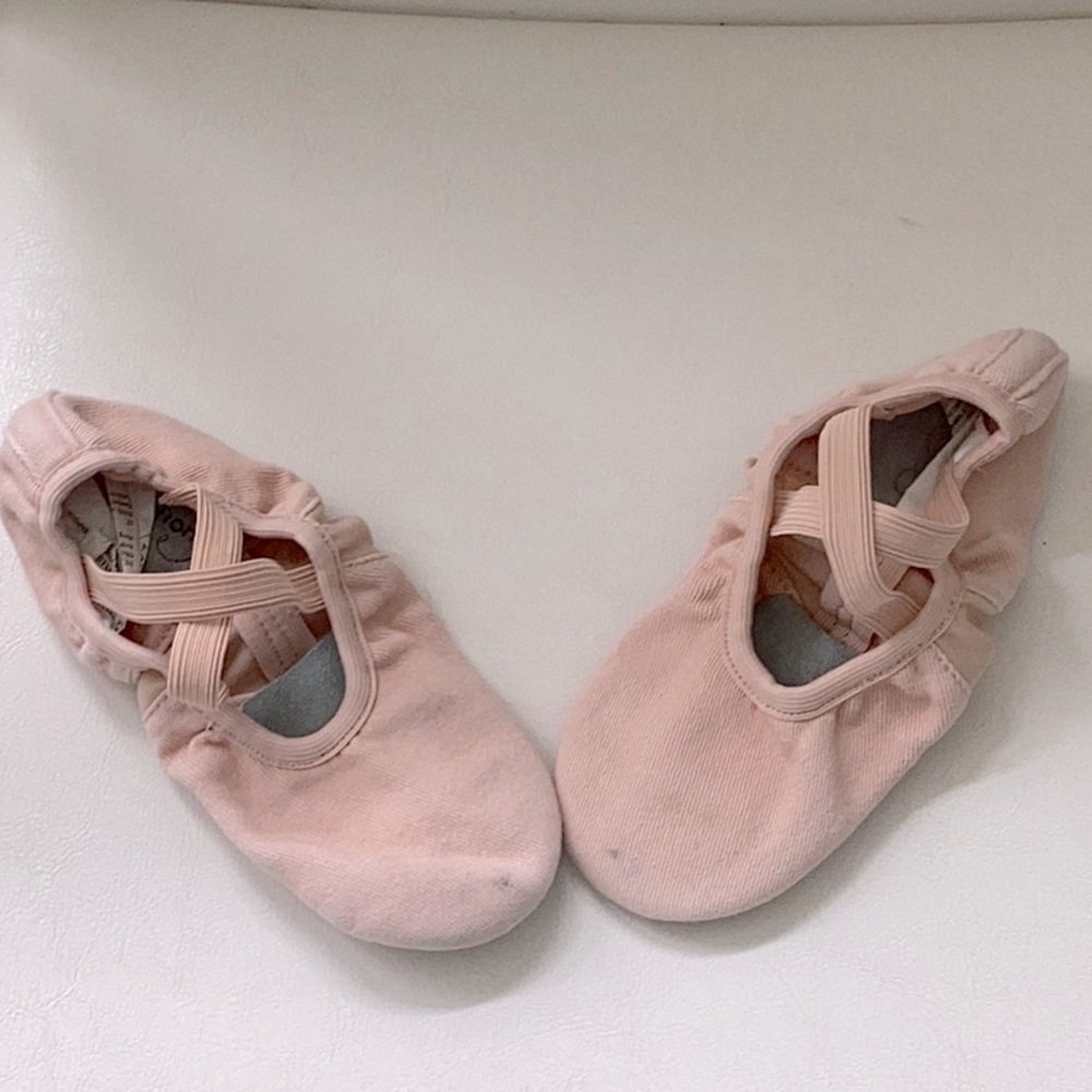 These are ballet shoes, these are great for Primary III and Grade 1. APSD bought